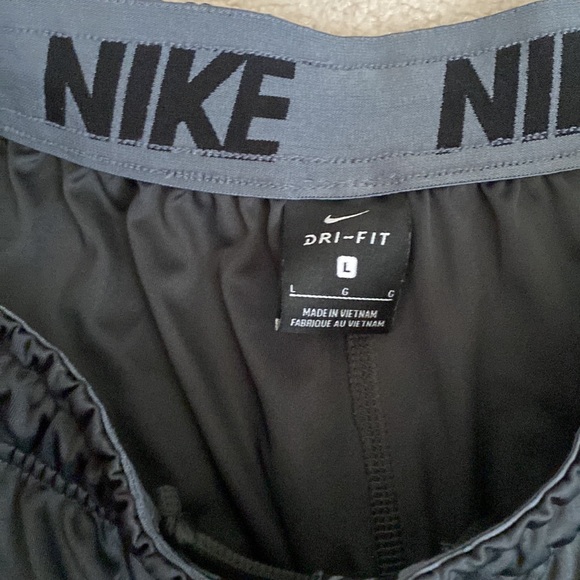 Nike Large Grey Dri Fit Shorts - Picture 4 of 4